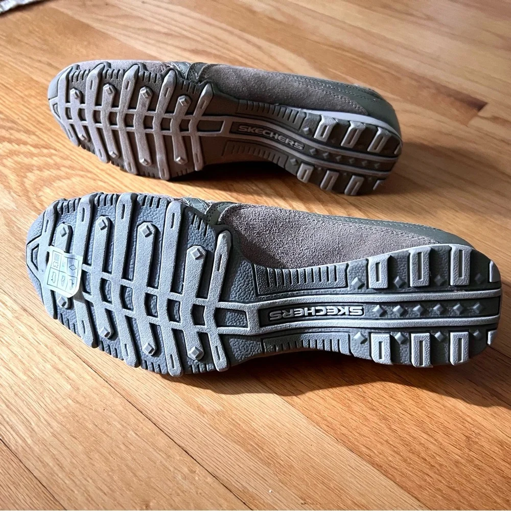 Skechers slip on sz 9.5 Women's Gray Casual Shoes hardly used fun style